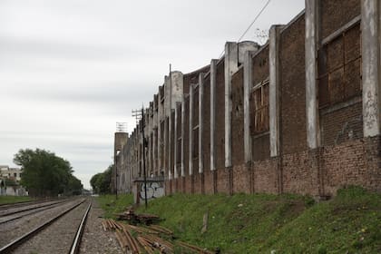 Las vías del tren San Martín pasan a un costado de las instalaciones