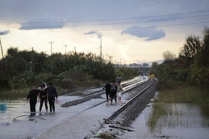 Las vías se convirtieron en una ruta peatonal pero en muchas zonas quedaron bajo el agua
