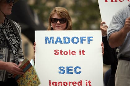 Las víctimas de fraude de Bernard Madoff celebraron una conferencia de prensa y protestaron tras la audiencia de sentencia de Madofff, quien fue condenado por ejecutar un esquema Ponzi multimillonario, en el Tribunal Federal de Distrito en Manhattan el 29 de junio de 2009 en la ciudad de Nueva York .