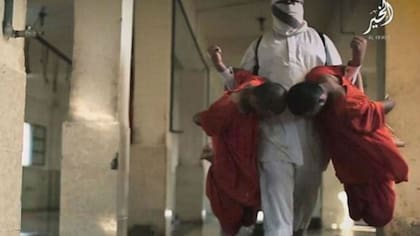 Las víctimas son llevadas por un terrorista