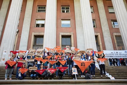Las víctimas y sus familiares en las escalinatas del Poder Judicial, expectantes por la sentencia, en un fuerte reclamo de Justicia.