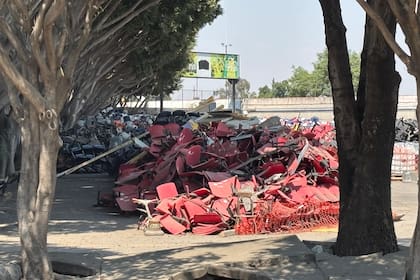 Las viejas butacas del Estadio Azteca, amontonadas en uno de los estacionamientos del predio