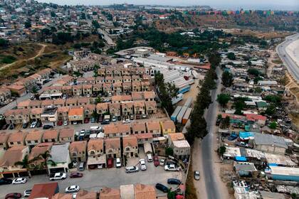 De un lado el barrio residencial Urbiquinta Marsella al otro el asentamiento La Nueva Esperanza, la lnea entre ricos y pobres en Tijuana, Mxico