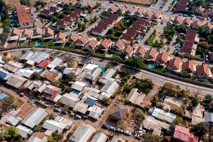Vista del asentamiento Las Canteras ubicado frente al barrio residencial El Umbral al norte de Santiago, Chile