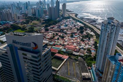 Rodeada de lujosos edificios est Boca La Caja, en Panam