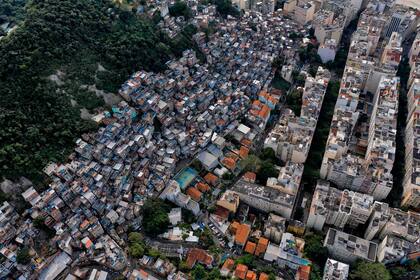 Vista area que muestra la favela Pavao-Pavaozinho y el barrio de Copacabana en el estado de Ro de Janeiro, Brasil