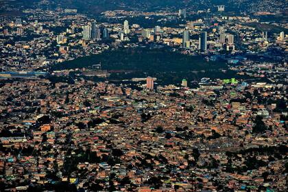 Vista de las colonias de Abraham Lincoln y El Carrizal, y otras reas pobres de Tegucigalpa, Honduras