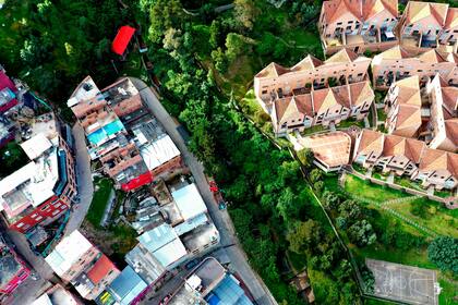 Vista del contraste de la villa Ciudad Bolvar junto a un barrio residencial en Bogot, Colombia