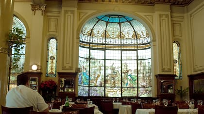 Las Violetas, el mejor café notable de Buenos Aires. Según Gemini, vale la pena visitarlo por su “hermosa arquitectura y ambiente elegante”