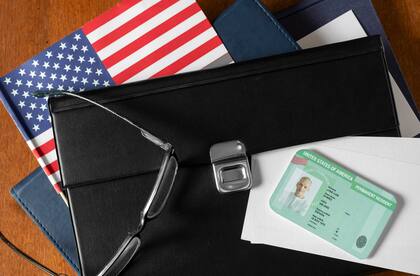 Las visas para inmigrantes que están basadas en la familia y el empleo también tienen alta prioridad, pero son limitadas