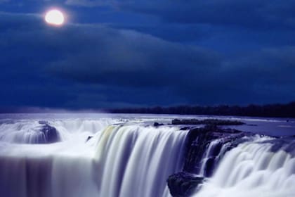 Las visitas de luna llena al Parque Nacional Iguazú son completamente diferentes a las diurnas
