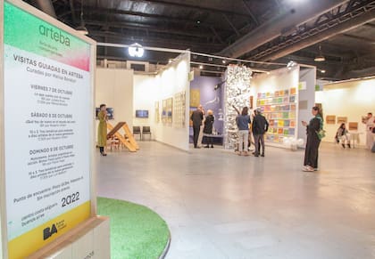 Las visitas guiadas plantean un recorrido por galerías y proyectos emergentes que participan de la feria