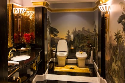 El baño de la suite también derrocha lujo.