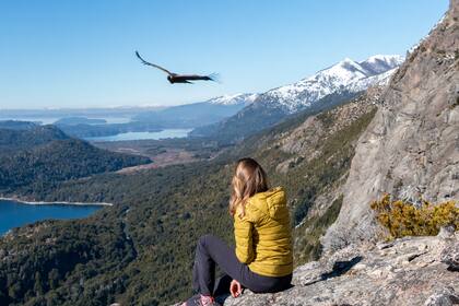 Las vistas únicas que ofrecen las montañas hacia el Nahuel Huapi.