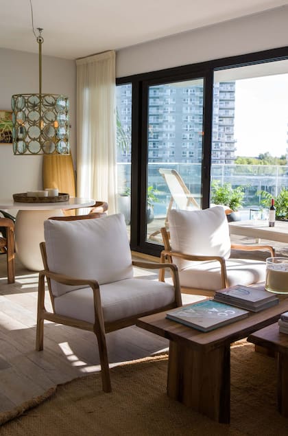 Las vistas y las dimensiones del balcón, una invitación para aprovecharlo como un verdadero espacio de uso cotidiano, bello y confortable.