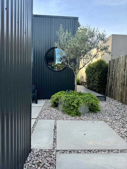 "Las visuales del comedor, del living y los dos dormitorios desembocan en el patio exterior. Se trabajó con mucho detalle y se colocaron grandes a modo de camino”, dijo Leticia.