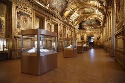 Las vitrinas de la galería de Apolo en el museo Louvre.