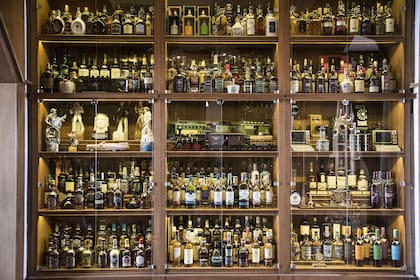 Las vitrinas del museo están llenas de tesoros, como la colección de Elvis (en el centro, a la izquierda) que para comprarla tuvo que vender, en 2001, su auto