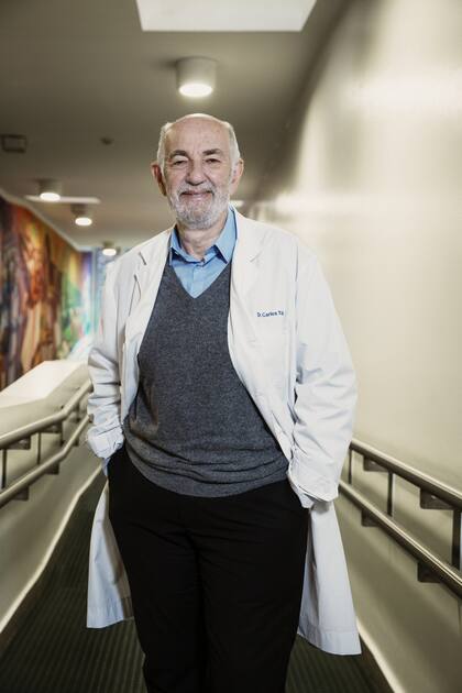 "Las vivencias emocionales para el organismo son vivencias corporales. Si yo me enojo, me sube la presión, cuando voy a dar un examen y tengo miedo me duele la panza, se me ponen las manos frías. Eso es un mecanismo de reacción emocional que se llamaría código del miedo", explica Carlos Tajer