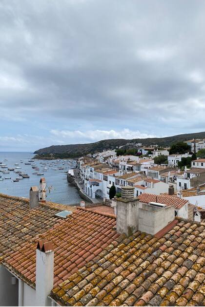 Pueblo Pesquero de Europa en Camino a Convertirse en Patrimonio de la Humanidad: Descubre su Historia y Cultura 4 Las viviendas blancas con vista al mar reflejan el estilo mediterráneo.