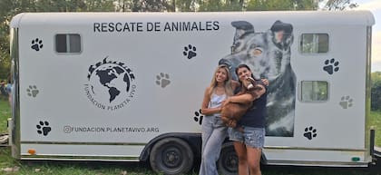 Las voluntarias de Huellitas Callejeras Santa Ana junto al móvil donde, además, se hicieron castraciones.