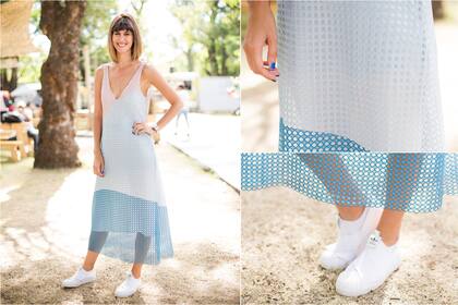 Las zapatillas blancas, inspiradas lo que sucede dentro de la cancha, combinadas con vestido largo es un gran hit para un plan de día.