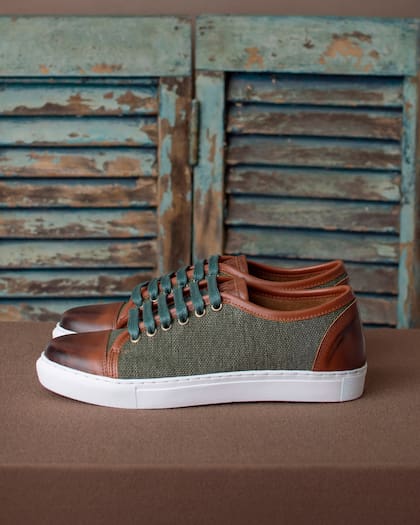 Las zapatillas con recortes de cuero son una buena forma de unir comodidad y estilo urbano.