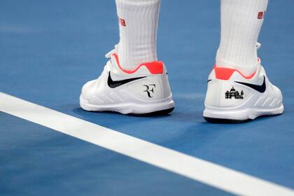 Las zapatillas de Federer, ¿de quién otro pueden ser? La derecha destaca los seis títulos que ganó en el primer Grand Slam de la temporada.