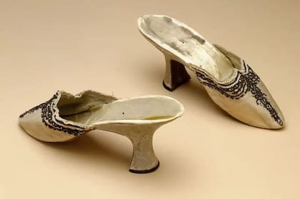 Las zapatillas de seda con cuentas que usó la reina se encuentran entre los artículos que se exhibieron en la exposición "Estilo María Antonieta"
