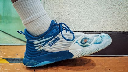 Las zapatillas de Thiago tirante quedaron destruidas tras su primer partido en la Copa Davis: el platense las guardó de recuerdo