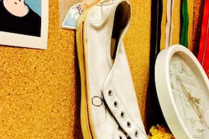 Las zapatillas Flecha empezaron a fabricarse en la década del 60 por la empresa Alpargatas; se caracterizaron por la capellada de lona, suela de PVC y la puntera aserruchada