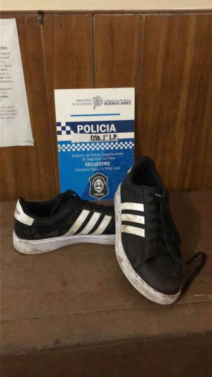 Las zapatillas que la banda de delincuentes le había robado a los jóvenes