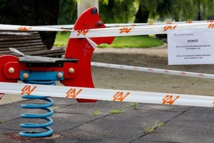 Las zonas de juego para niños fueron uno de los lugares desiertos durante el confinamiento en muchos países.