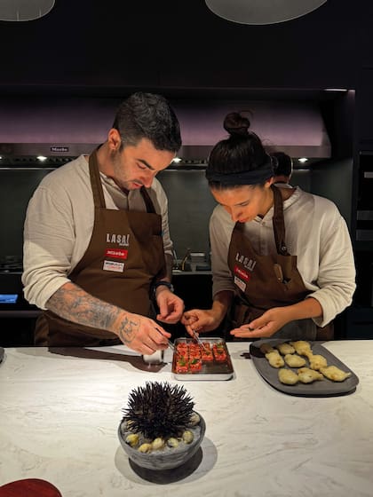 Lasai atiende sólo diez comensales por turno.