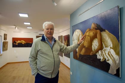 Lascano solo trabaja con luz de día, en su estudio del barrio Llao Llao