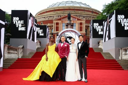 Lashana Lynch, Daniel Craig, Lea Seydoux y el director Cary Joji Fukunaga posan para los fotógrafos a su llegada a la primere