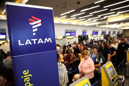 El conflicto con la empresa estatal Intercargo llevó a Latam a suspender todos sus servicios