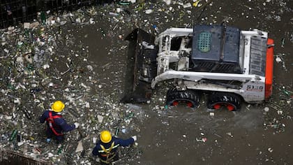 La basura que transportan los arroyos que desembocan en el río (en la foto, el Maldonado) es uno de los problemas