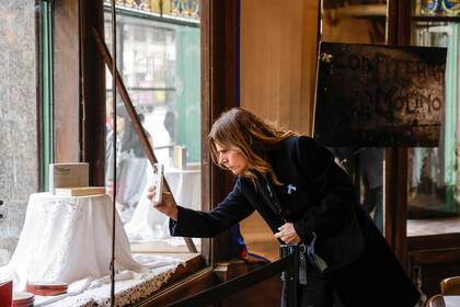 Latas de bombones, cajas de manteca, carameleras. Los últimos objetos rescatados del segundo subsuelo hoy se exhiben en las vidrieras