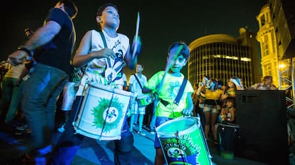 Laten los tambores en el carnaval pernambucano.