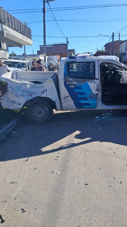 Lateral de la unidad N° 28.114 con abolladuras y vidrios rotos tras el brutal impacto