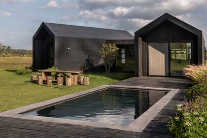 Laterales y techo en chapa acanalada continua (Ternium) con frentes de eucalipto quemado. La pileta se revistió in situ, sin juntas, con Aquavations, una mezcla de cemento, cuarzo y mármol, en este caso, color ‘Negro Maui’.