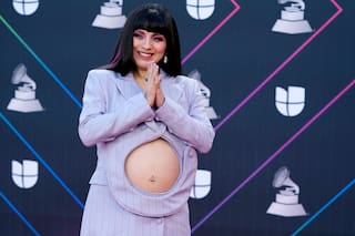 Mon Laferte sorprendió con un vestido que dejó a la vista su embarazo