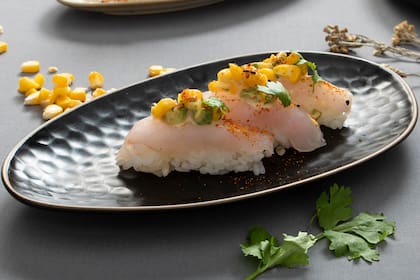 Latino y asiático, más ejemplificador...imposible: nigiri de pesca con criolla de choclo.