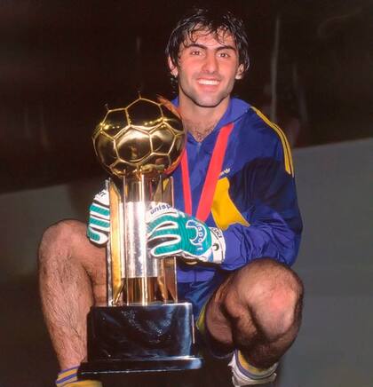 Latorre, autor del gol del triunfo y figura aquella noche, posa con el trofeo, la medalla y los guantes del arquero Fernando Navarro Montoya.
