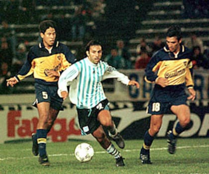 Latorre, uno de los que pasó de Boca a Racing: en la acción, escapa a Pereda y Basualdo en 1999