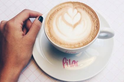 Latte art en en café de Lab Tostadores