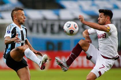 Laucha Acosta, un histórico de Lanús, ante Rafinha. de Gremio (Brasil), en un cruce por la Copa Sudamericana 2021