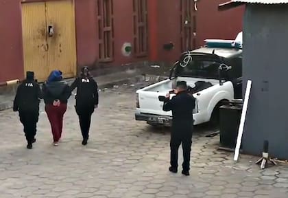 Laudelina, tía de Loan, al llegar detenida a la cárcel de Ezeiza