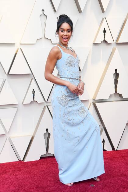 Laura Harrier, con un vestido sustentable de cristales bordados Louis Vuitton